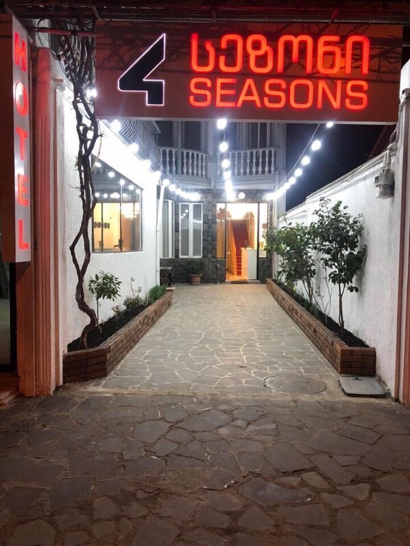 Exterior - 4 Seasons Hotel (Tbilisi)