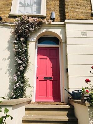 Exterior detail - Stunning 2bed flat for families (London)
