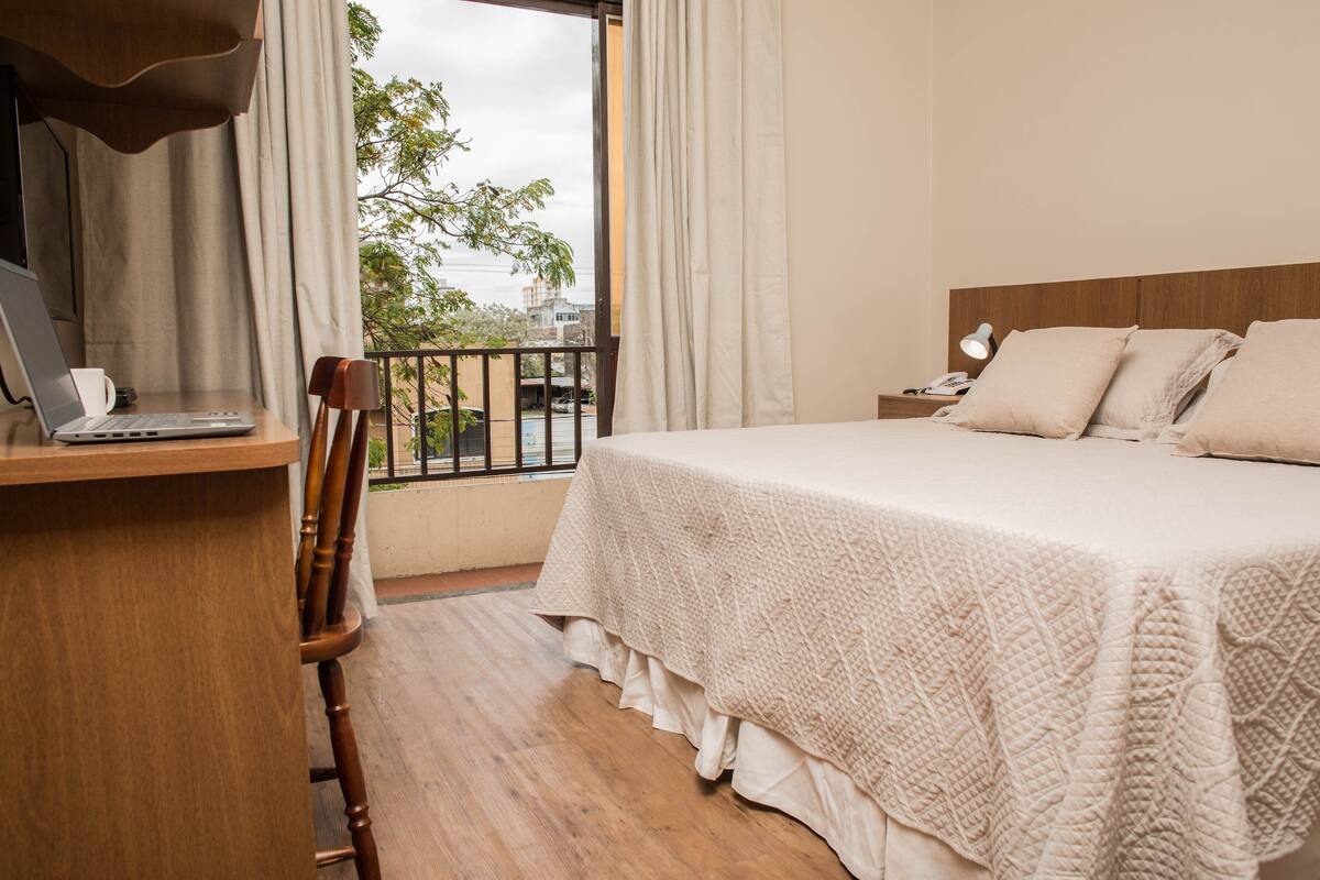 superior room (cama king) | 1 bedroom, minibar, in-room safe, desk