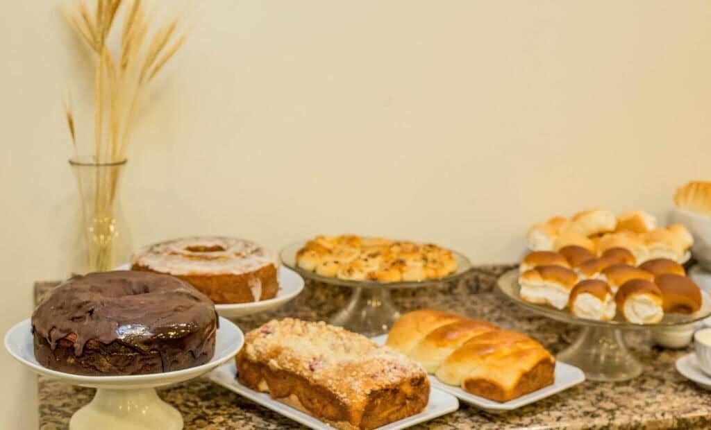 Una variedad de productos horneados a la vista, incluyendo pasteles y dulces.