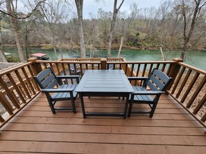 Outdoor dining - Little Red River Waterfront Cabin for a perfect fishing getaway! (Heber Springs)