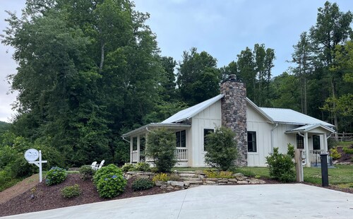 1920-luvun maalaistalo lähellä Dupontin valtion virkistysmetsää