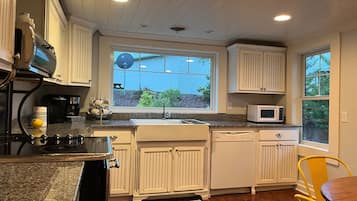 KylskÄp, mikrovÄgsugn, ugn och spishÀll