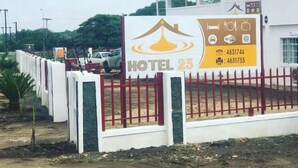 Ein Hotelschild mit der Aufschrift "HOTEL 23" und Kontaktnummern.