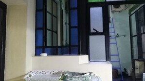 A room with a window, a ladder, and a table with a tray. - FABULOSO BUENOS AIRES  ONE (Ground floor Balvanera)
