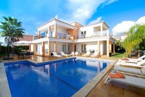 A two-story house with a swimming pool, outdoor seating, and a garden. - Top villa in top location - Super family vacation on the beach - Relax (Guia/Albufeira)