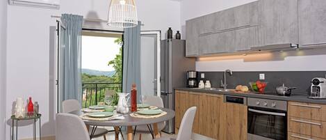 Fridge, oven, stovetop, dishwasher