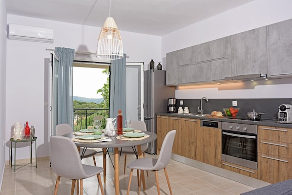 Fridge, oven, stovetop, dishwasher