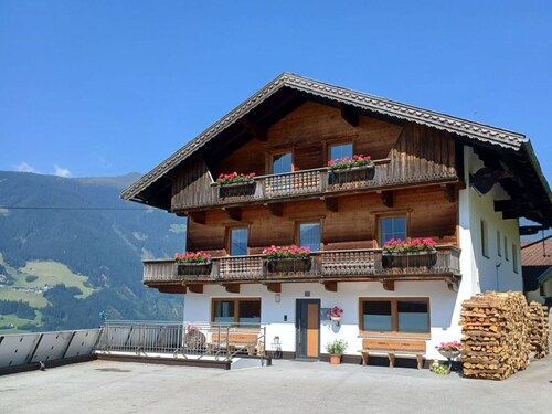 Schönes  Ferienhaus für 7 Gäste mit  W-LAN, TV und Balkon