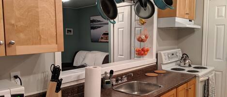 Mikrobølgeovn, kaffe-/temaskine, køkkentøj/tallerkener/redskaber