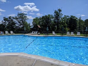 Outdoor pool, a heated pool - Joe's Mountain Retreat (Tannersville)