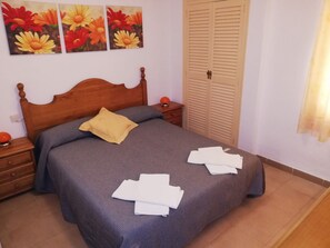 3 slaapkamers, een strijkplank/strijkijzer, reisbedje, gratis wifi