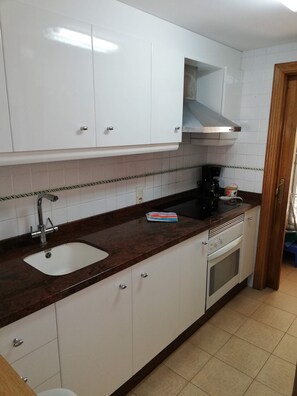 Een koelkast, een microgolfoven, een oven, een vaatwasser