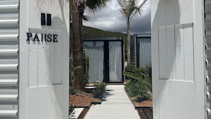 Un sendero que lleva a un edificio con el letrero "PAISE" y el número "21" en la puerta.