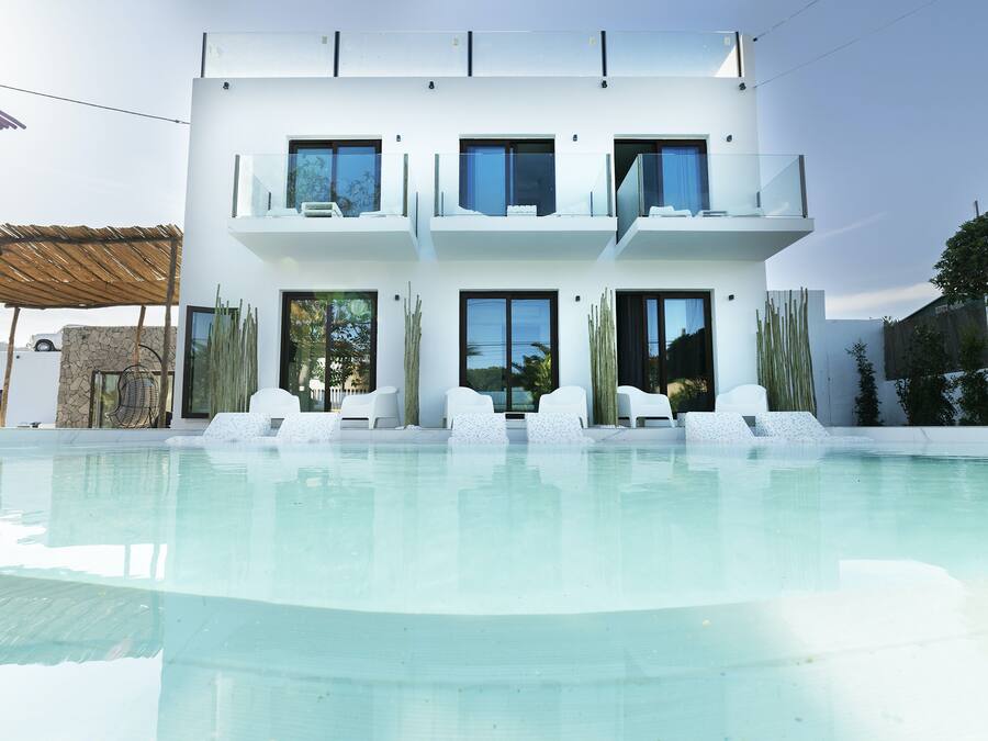 Utendørsbasseng og solsenger