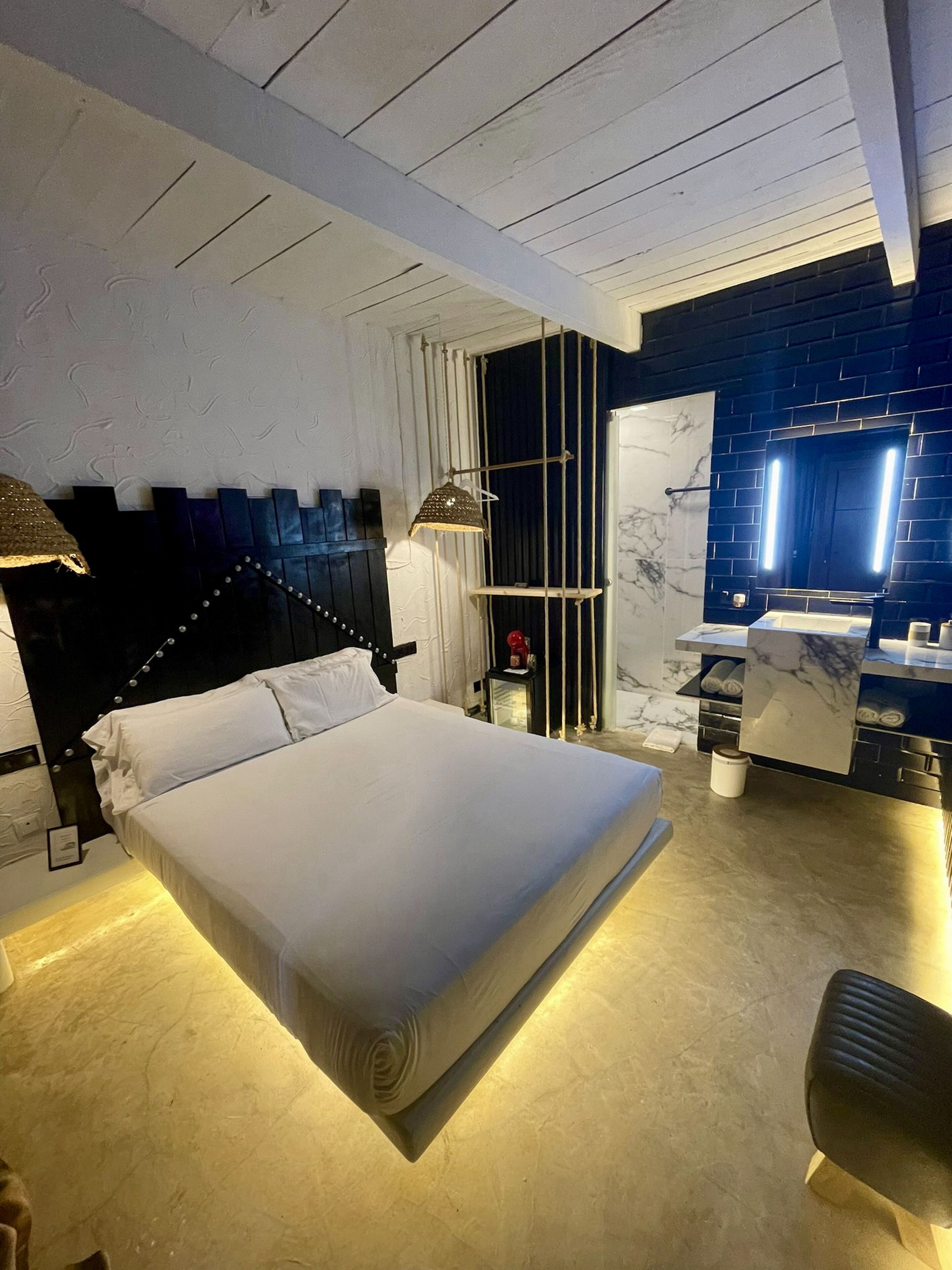 Ropa de cama hipoalergénica, minibar, caja fuerte