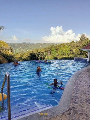 Captivating Mountain Views, Ocean Views,  Romantic getaway