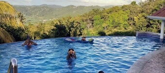 Captivating Mountain Views, Ocean Views, Romantic getaway