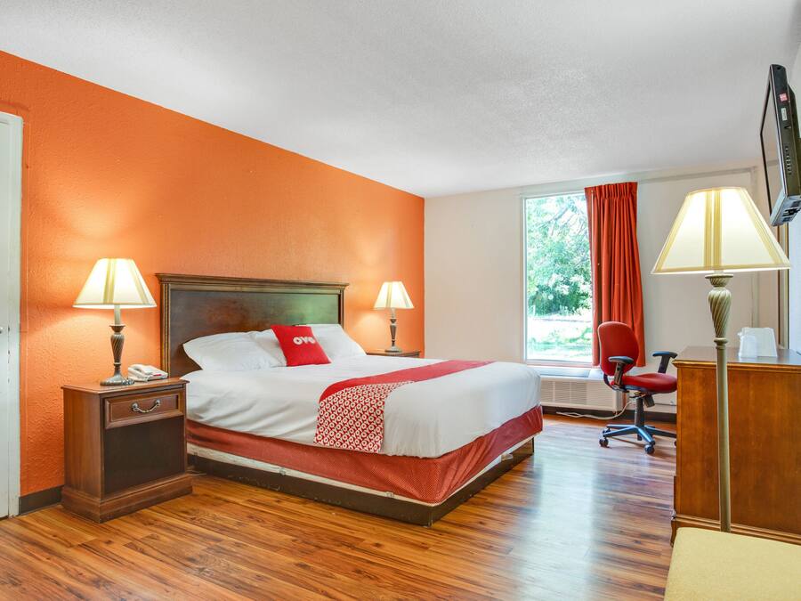 Escritorio, wifi gratis y ropa de cama