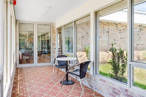 OYO Hotel Mona Lake Muskegon