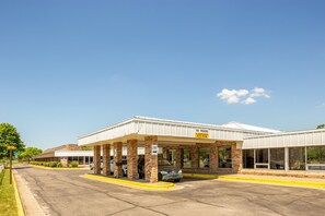 Exterior - OYO Hotel Mona Lake Muskegon (Muskegon)