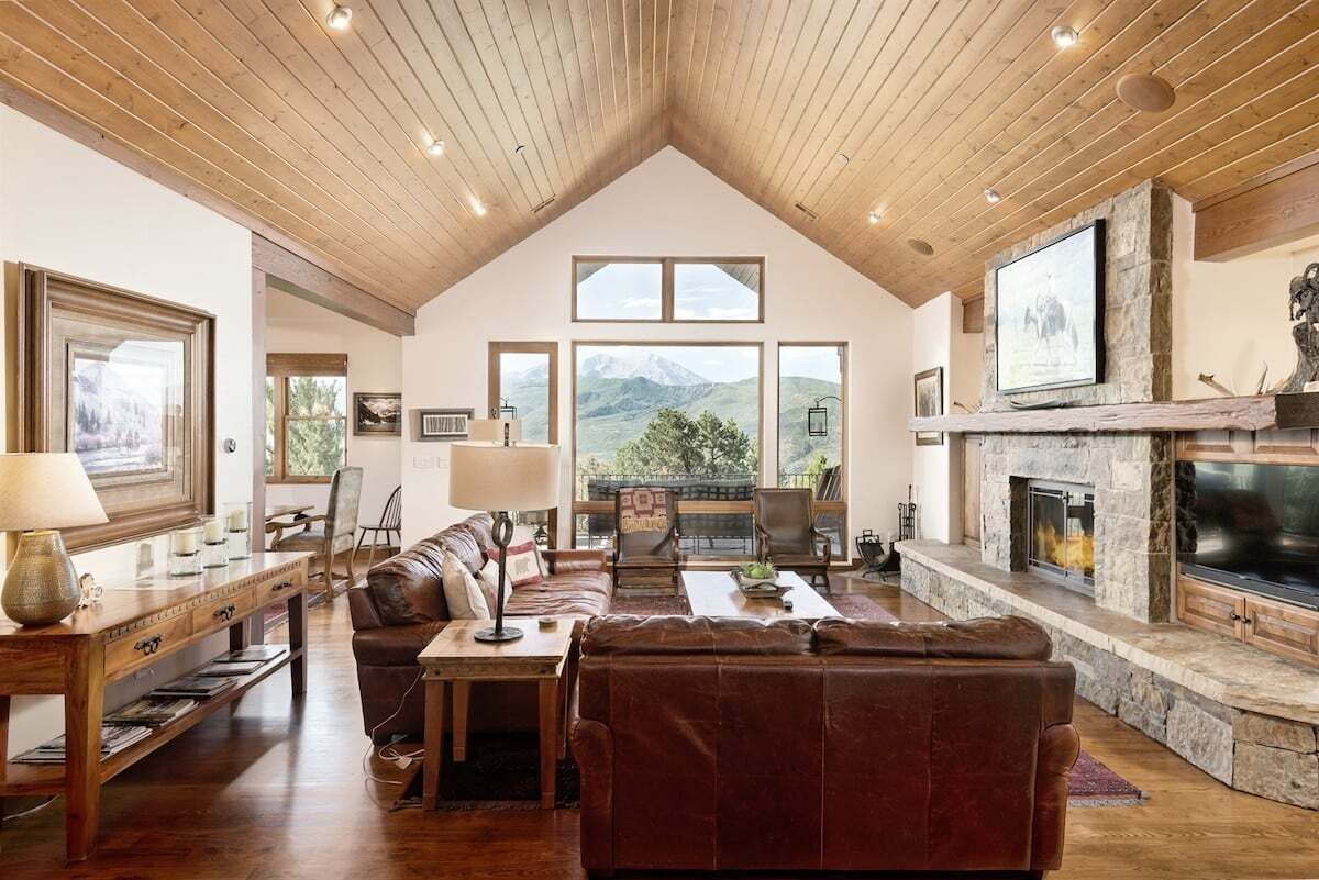 Televisión, chimenea y oficina 