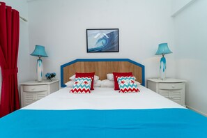 3 bedrooms, in-room safe, iron/ironing board, travel cot - The Harbour #14 - Waterfront, spacious and v. central. (Gros Islet)