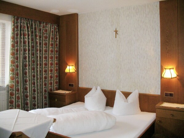 3 bedrooms, travel crib, free WiFi, bed sheets