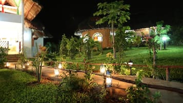 Fachada da propriedade à noite