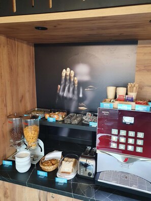 Buffet breakfast for a fee on weekdays - KYRIAD DIRECT ORLEANS - Olivet - La Source (Olivet)