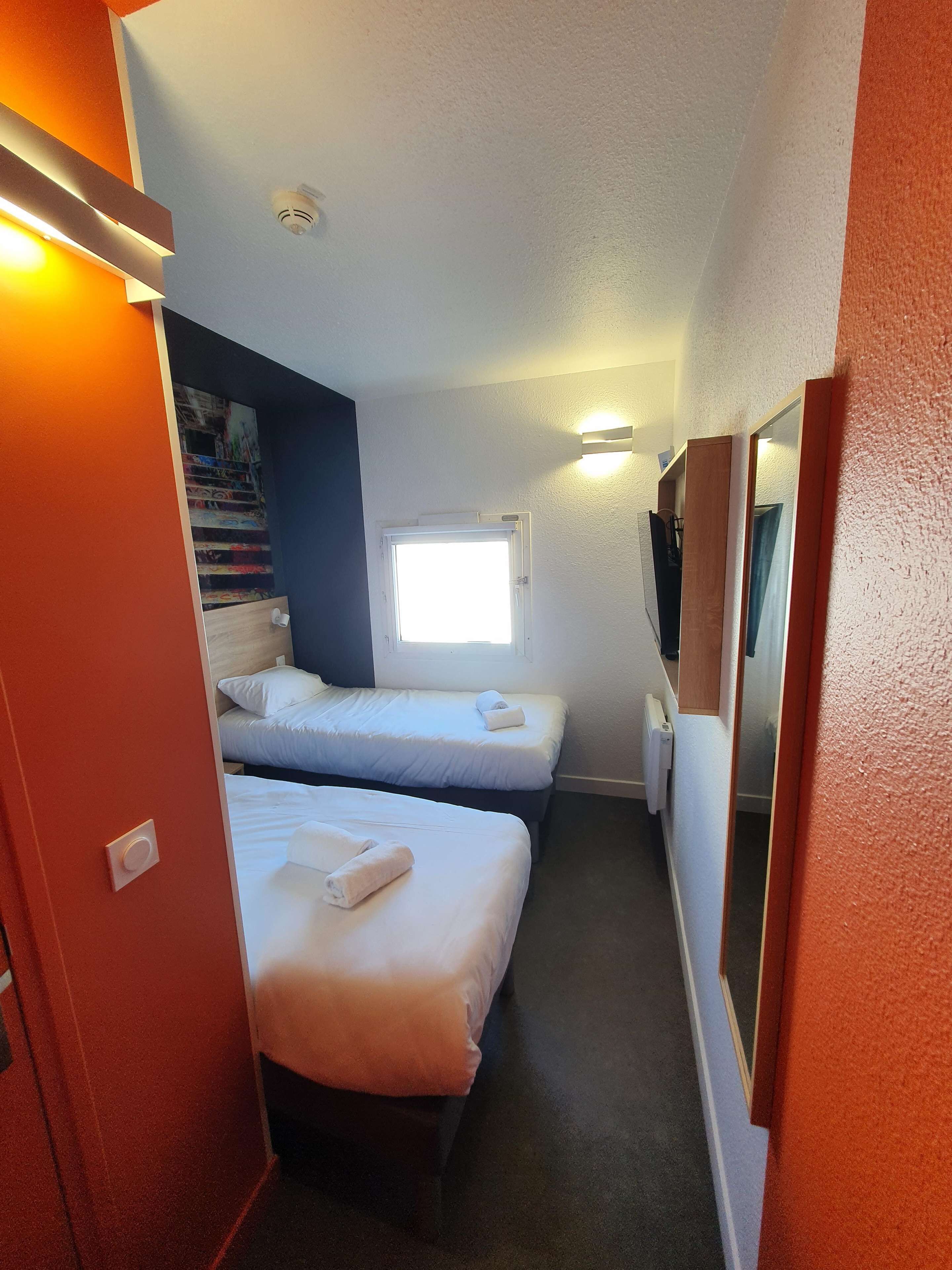 Standard Room, 2 Katil Bujang (Single) | Dihias secara berasingan, langsir/tirai gelap terus, kalis bunyi 