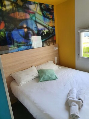 Standardrum - 1 queensize-säng | Individuell inredning, mörkläggningsgardiner och ljudisolering