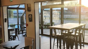 Desayuno buffet entre semana (EUR 8.50 por persona)