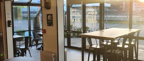 Desayuno buffet los días de semana (EUR 8.50 por persona)