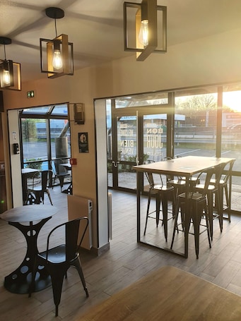 Buffet breakfast on weekdays (EUR 8.50 per person)