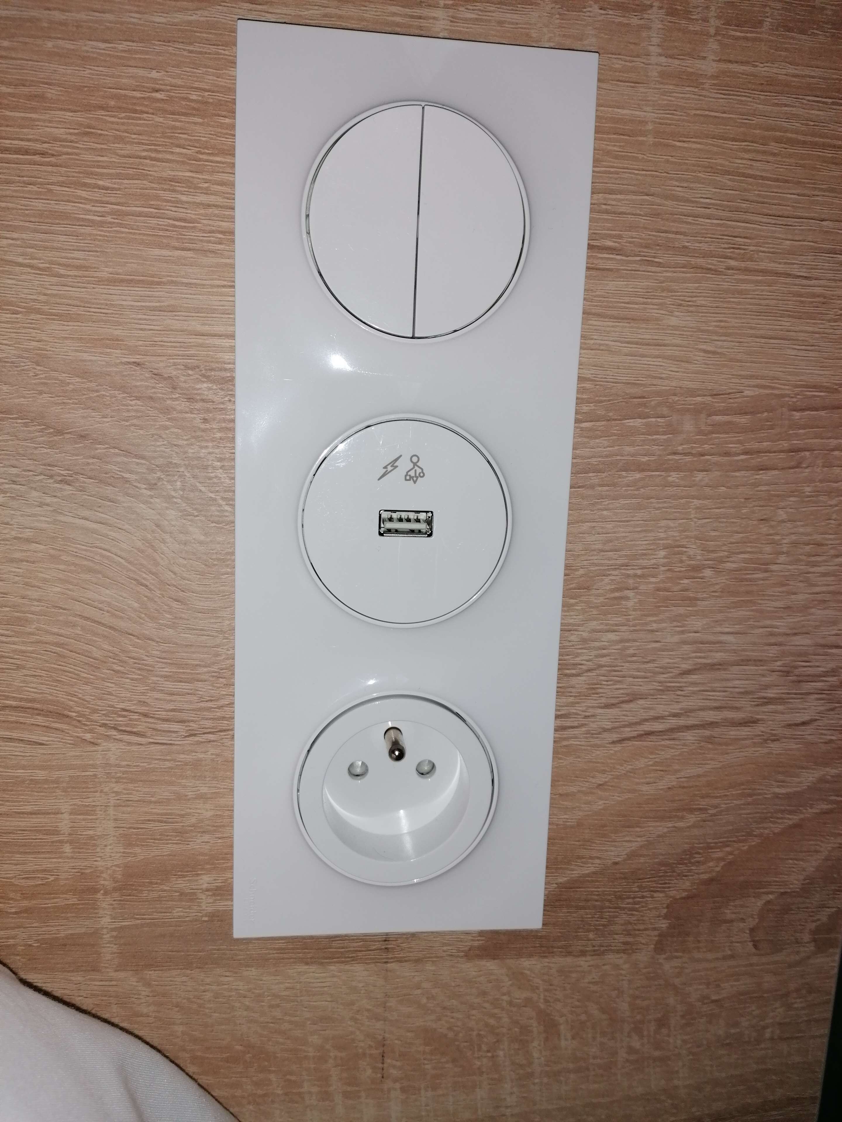 Un panel de control con tres botones circulares, cada uno con símbolos diferentes.