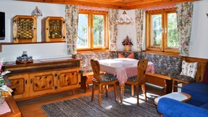 Una habitación acogedora con muebles de madera, una mesa de comedor y un banco.