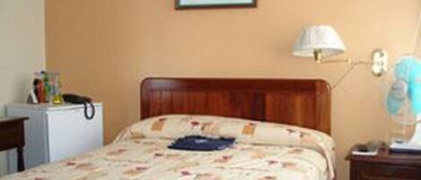 Quarto casal, 1 cama de casal | Frigobar, Wi-Fi de cortesia