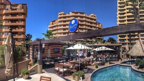 Ein Resort mit Poolbereich, Sitzgelegenheiten im Freien und einem Schild mit der Aufschrift 'Swim Pool Lounge'.