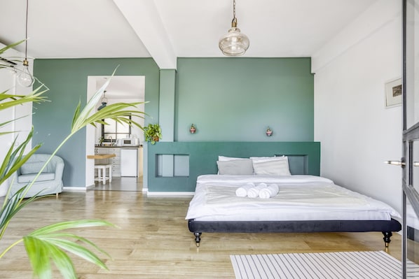 WiFi (free), bed sheets