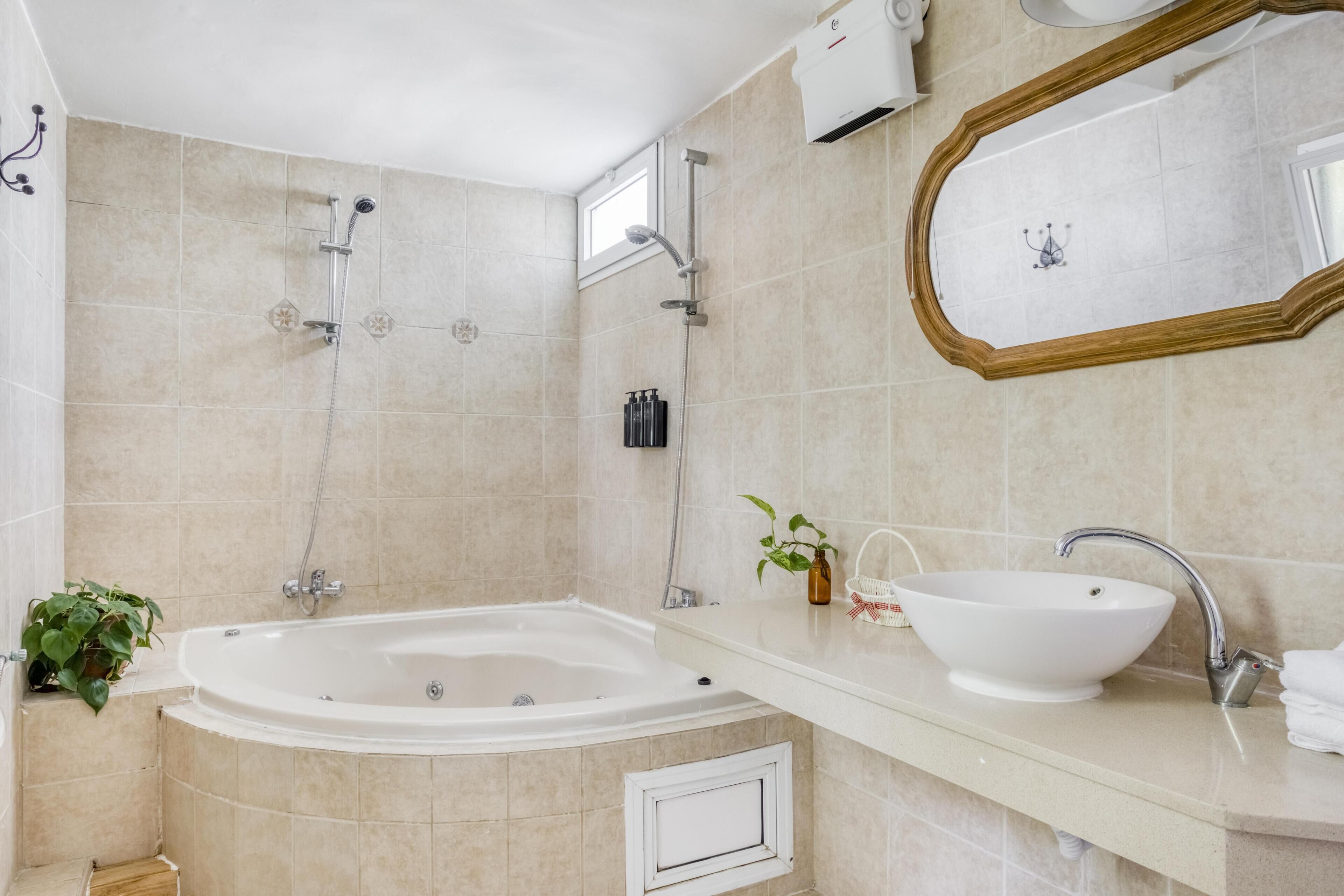 Jetted bathtub