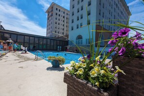 Seasonal outdoor pool - The Flanders Hotel (Ocean City)