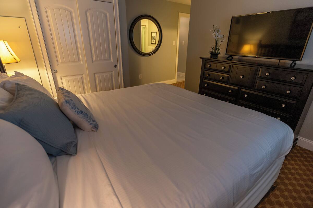 Lanai One Bedroom Suite | Hypo-allergenic bedding available, in-room safe, iron/ironing board