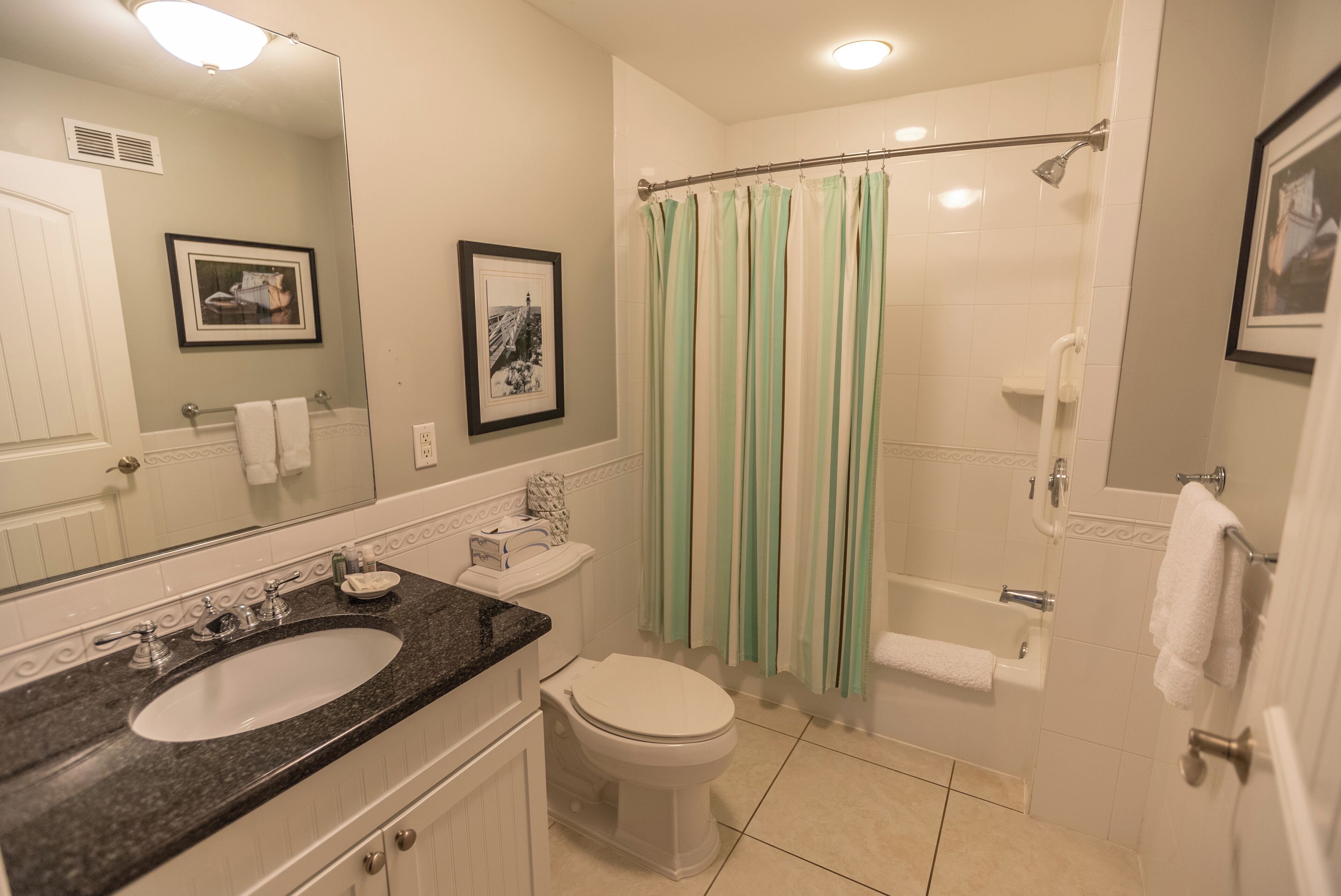 Een badkamer met een wastafel, toilet en douche.