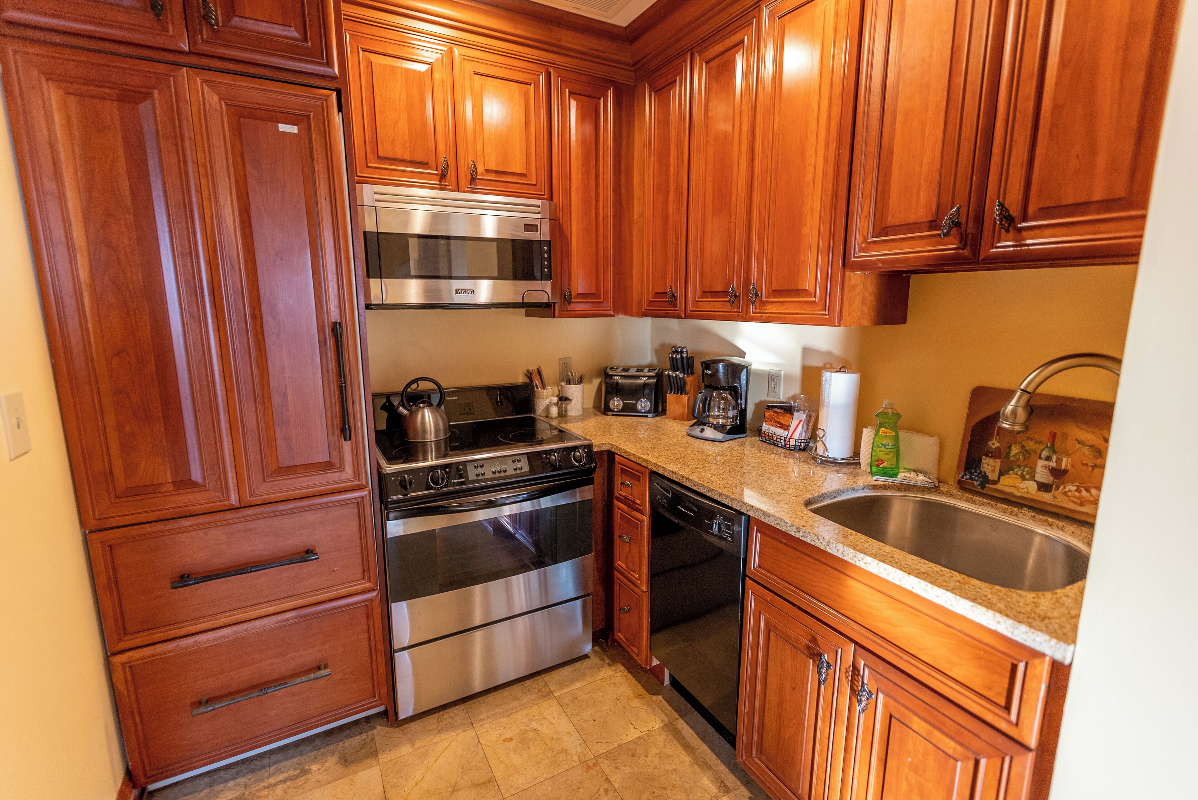 south view penthouse | private kitchen | full-sized fridge, microwave, stovetop, dishwasher