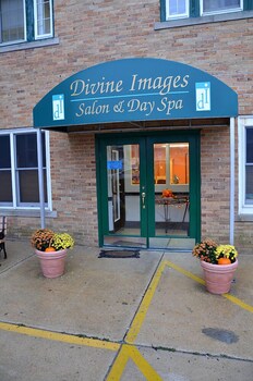 Couples treatment rooms, body treatments, body wraps, body scrubs at The Flanders Hotel