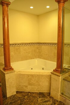 Promenade Three Bedroom Suite | Bathroom shower at The Flanders Hotel