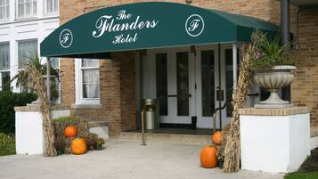 Vista frontal de la propiedad