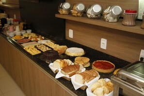 Buffet déjeuner gratuit tous les jours