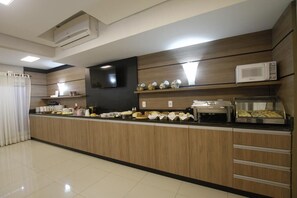 Free daily buffet breakfast  - Hotel Klein Vllle Plus (Dois Irmaos)